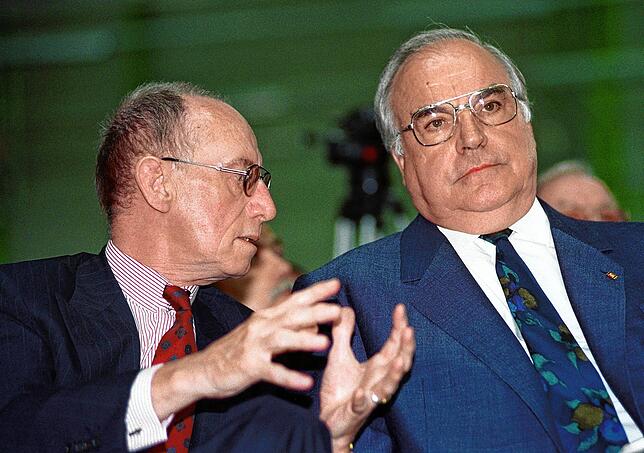 Edzard Reuter, damaliger Vorstandsvorsitzender der Daimler-Benz AG, 1992 mit dem damaligen Bundeskanzler Helmut Kohl.
