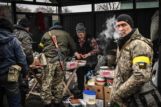 Eine Frau kocht an einer Front nordöstlich von Kiew für ukrainische Soldaten.