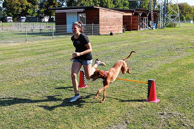 Lilien Hauser und Pheline beim Training für den Hürdenlauf.