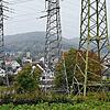 Nicht nur diese drei Leitungsmasten, sondern auch andere 220-kV-Freileitungen, die über die Ortsbebauung von Gurtweil verlaufen, werden ...