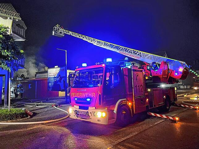 Die Markdorfer Feuerwehr war mit fast 100 Einsatzkräften sowie 15 Fahrzeugen vor Ort.