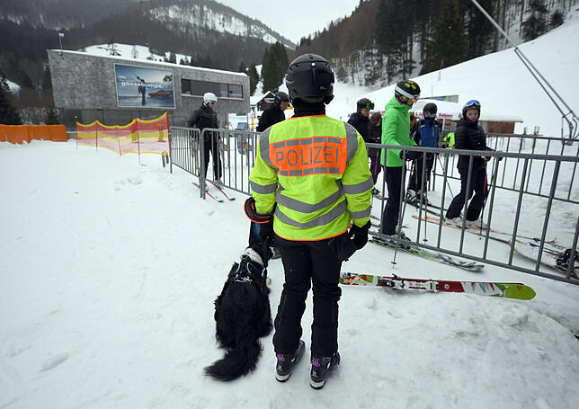 Bild 5: Wenn Polizisten Schlitten fahren: Auf dem Feldberg steht die höchste Polizeiwache Deutschlands. So sieht der Polizeialltag auf der Skipiste aus