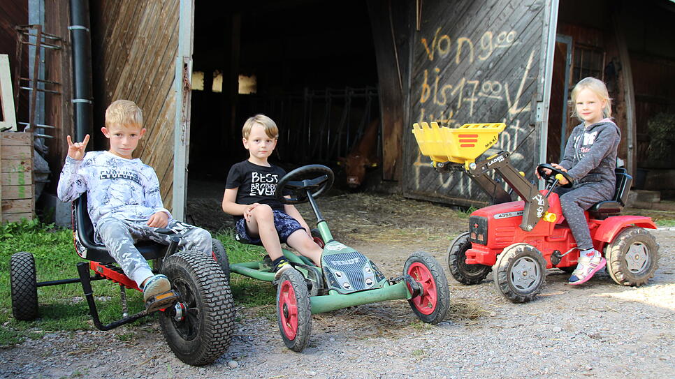 Maxime, Elias und Sarah (von links) machen mit ihren Familien Urlaub auf dem Schwarzwaldhof Susanna. Sie fahren besonders gerne mit den ...