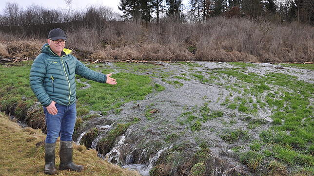 Clemens Spieß zeigt die Auswirkung der Biberaktivitäten am Mühlkanal in Dietershofen. Durch einen Damm wird das Wasser so zurückgestaut, ...