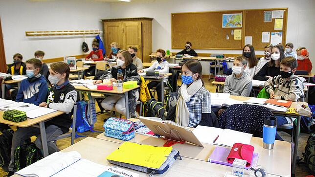 Wie hier am St. Ursula-Gymnasium in Villingen gilt auch in Schwenningen und in ganz Baden-Württemberg die Pflicht zur Bedeckung von Mund ...