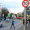 Brennpunkt Zähringerplatz: Kurz vor der Querungshilfe für Fußgänger sollen Autofahrer wieder aufs Gas drücken. Hier gilt Tempo 50. Etwa ...