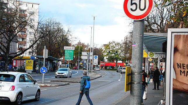 Brennpunkt Zähringerplatz: Kurz vor der Querungshilfe für Fußgänger sollen Autofahrer wieder aufs Gas drücken. Hier gilt Tempo 50. Etwa ...