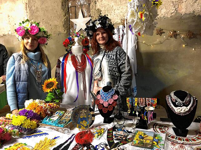 Natalya Spiridonova (links) und Natalia Shvets verkaufen beim Weihnachtsmarkt im Kornhaus Haarschmuck, Perlenschmuck und Mode, die von ...