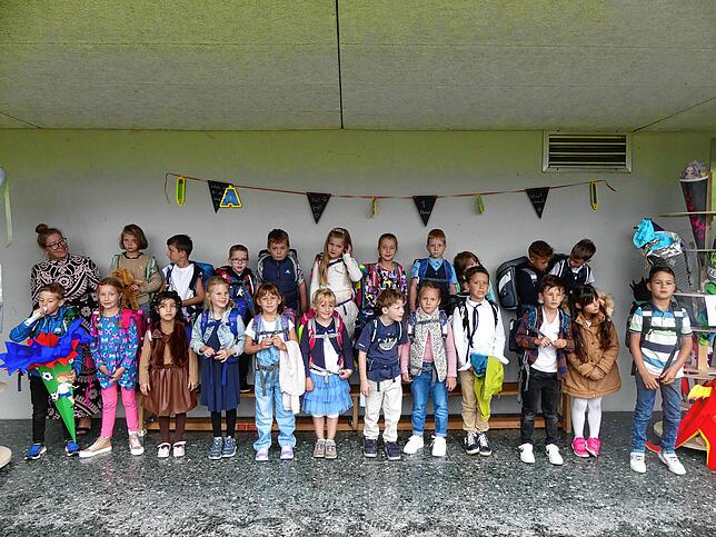 22 Kinder besuchen die Klasse 1a der Grundschule Niederhof, Klassenlehrerin ist Xenia Hertel.
