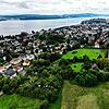 Ein Luftbild von Überlingen auf Höhe der St.-Leonhard-Wiese. In der Stadt gilt die Mietpreisbremse, der Mieterbund fordert: Das soll ...