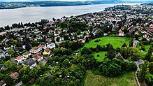 Ein Luftbild von Überlingen auf Höhe der St.-Leonhard-Wiese. In der Stadt gilt die Mietpreisbremse, der Mieterbund fordert: Das soll ...