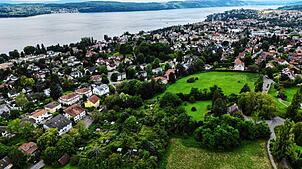 Ein Luftbild von Überlingen auf Höhe der St.-Leonhard-Wiese. In der Stadt gilt die Mietpreisbremse, der Mieterbund fordert: Das soll ...