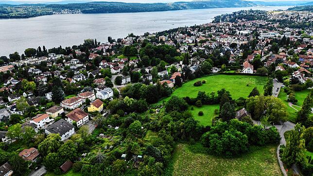 Ein Luftbild von Überlingen auf Höhe der St.-Leonhard-Wiese. In der Stadt gilt die Mietpreisbremse, der Mieterbund fordert: Das soll ...