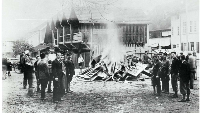 Terror der Nationalsozialisten bei der Reichspogromnacht am 9. November 1938: Vor der Tiengener Synagoge wurde deren Einrichtung verbrannt.
