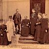 Mary Codman (sitzend) mit ihrem Hofstaat am Eingang zum Schlössle. Als zweiter von links ist ihr namentlich nicht bekannter Kutscher zu ...