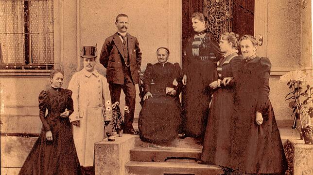 Mary Codman (sitzend) mit ihrem Hofstaat am Eingang zum Schlössle. Als zweiter von links ist ihr namentlich nicht bekannter Kutscher zu ...