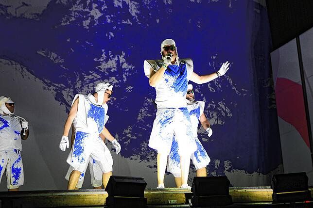 Bild 13: Bilder von Deichkind auf dem Southside 2022