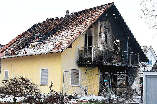 Von dem Einfamilienhaus stehen fast nur noch Trümmer. Das Feuer hat das Gebäude nahezu vollkommen zerstört.