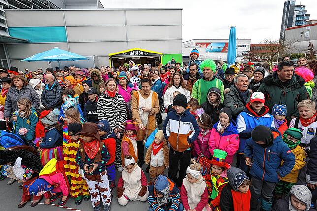 Bild 8: Die schönsten Bilder vom Narrenumzügle und Stellen des Kindernarrenbaums am seemax