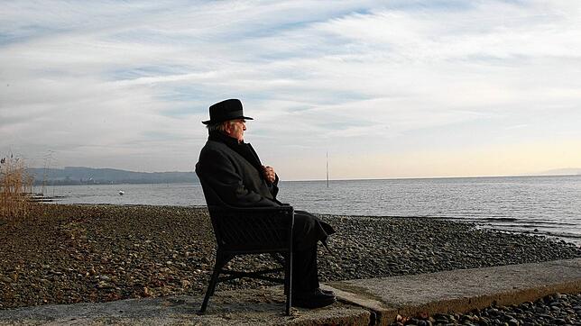 Martin Walser 2008 vor seinem Haus im Überlinger Ortsteil Nußdorf am Bodenseeufer. Der Schriftsteller ist im Alter von 96 Jahren gestorben.