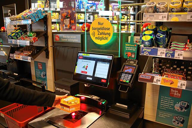An der Selbstbedienungskasse im Donaueschinger Rewe können Kunden ihren Einkauf selbstständig einscannen und bezahlen.