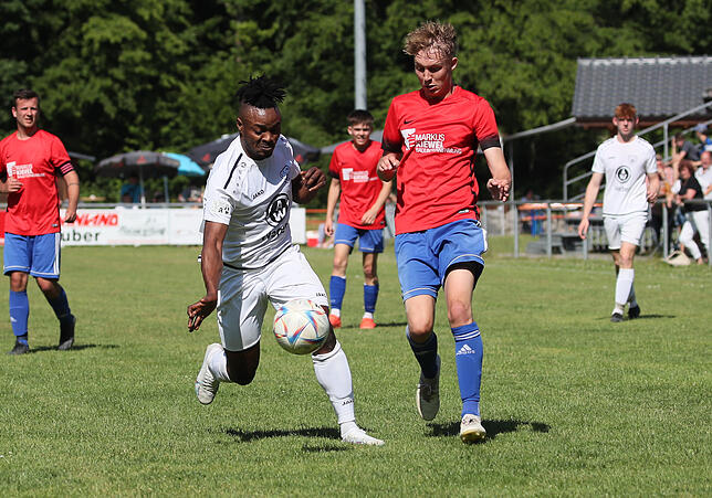 Für viele Bezirksliga-Trainer ist der Markdorfer Austyn Adebayo Adefeyiju (am Ball) der wertvollste Spieler der Liga.
