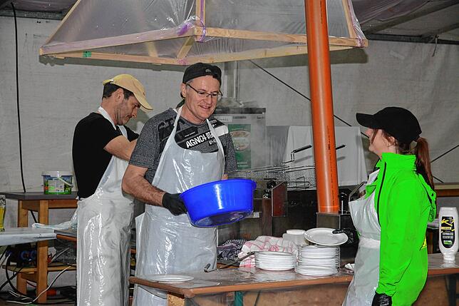 Bild 6: Bilder vom Stellen des Maibaums und Blasmusikabend zum Start des Liggersdorfer Maifestes