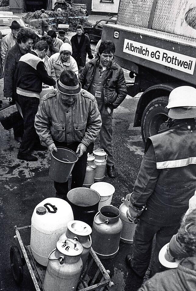 Durch den Ausfall der Pumpen in der Gutterquelle mussten die Bürger, wie hier in Pfohren, für Frischwasser anstehen.