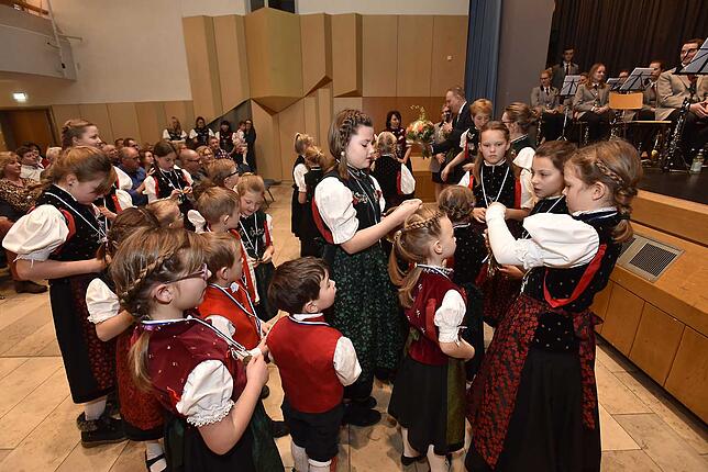 Die Kindertanzgruppe der Heimatzunft sorgt mit ihrem Auftritt für Begeisterung.