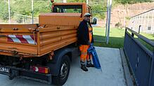 Jeden Werktag unterwegs: Bauhofmitarbeiter Stefan Gaiselmann sammelt den Müll beim Bernecksportplatz ein.