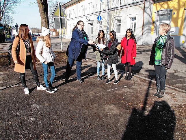 Auch vor dem Gottmadinger Bahnhof kann es zu Stoßzeiten zu chaotischen Verhältnissen kommen, wenn die Schüler in Ersatzbusse umsteigen ...