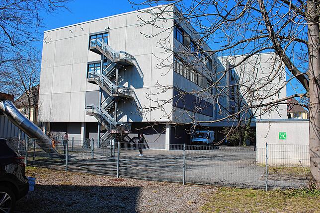 Links, neben dem Max-Grünbeck-Haus in der Katharinenstraße gibt es einen Spielplatz für die Kinder in der provisorischen Kita im Gebäude ...