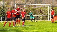 Bitteres Gegentor: Simon Krause sah bei diesem Freistoß von Dan Stengritt (nicht auf dem Bild) nicht gut aus, ließ den Ball zum ...