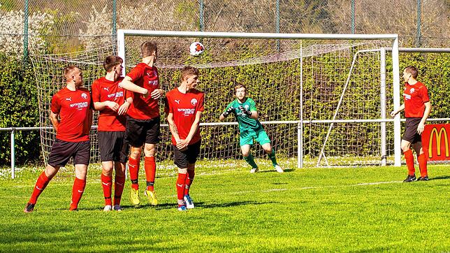 Bitteres Gegentor: Simon Krause sah bei diesem Freistoß von Dan Stengritt (nicht auf dem Bild) nicht gut aus, ließ den Ball zum ...