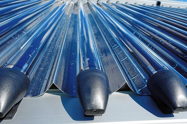 In den doppelwandigen Glasröhren mit einer Vakuumschicht zirkuliert das Wasser. Für die optimale Ausnutzung der Sonnenenergie sorgt ein ...