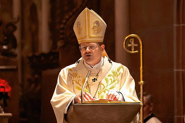Stephan Burger bei seiner Predigt im Villinger Münster. Der Erzbischof sieht eine enge Verbindung von Narrentum und Christentum.