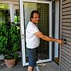 Eigentümer Jochen Hauser demonstriert den Zugang zum Selbstbedienungs-Restaurant per Chip. Die lange Zeit des Leerstands im Zollhäusle ...