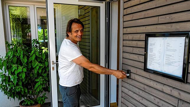 Eigentümer Jochen Hauser demonstriert den Zugang zum Selbstbedienungs-Restaurant per Chip. Die lange Zeit des Leerstands im Zollhäusle ...