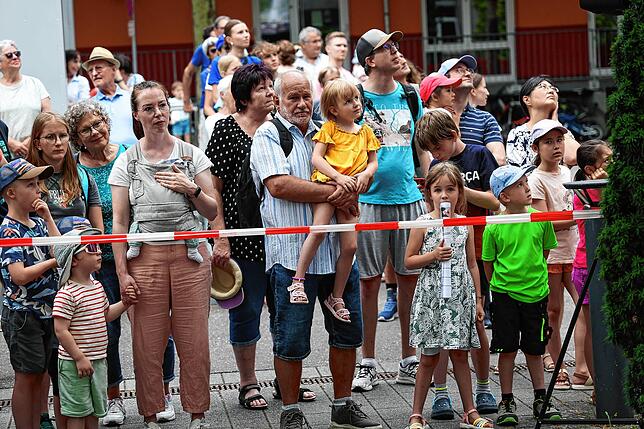 Hunderte Radolfzeller Familien beobachteten die Schauübung der Rettungskräfte an der Musikschule.