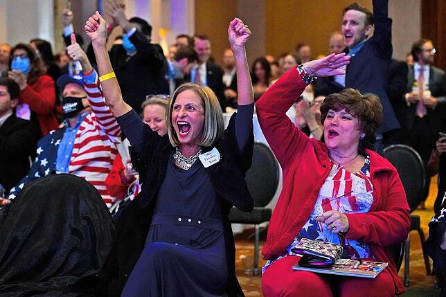 Frankie Ross (M), Unterstützerin des republikanischen Senatskandidaten David Perdue, jubelt, als Fox News während einer Wahlparty in ...