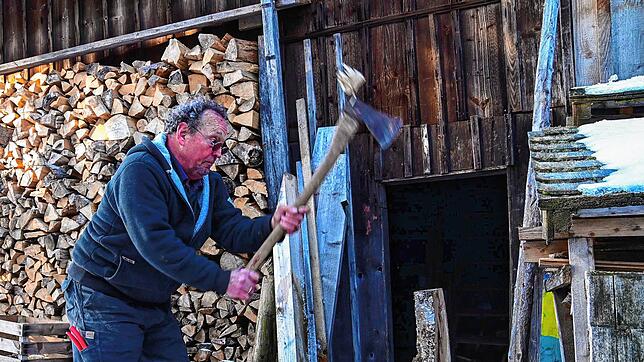 Da haut er rein: Beim Holz hacken kann Johannes Probst entspannen. Seitdem er die Praxisverantwortung Anfang des Jahres abgegeben hat, ...