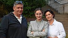 Die Unternehmerfamilie Thomas, Fabienne und Diana Schlösser (von links) kann das Grundstück im Abendgrund in Unterkirnach nach einem ...