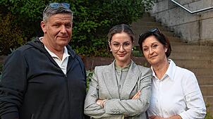 Die Unternehmerfamilie Thomas, Fabienne und Diana Schlösser (von links) kann das Grundstück im Abendgrund in Unterkirnach nach einem ...