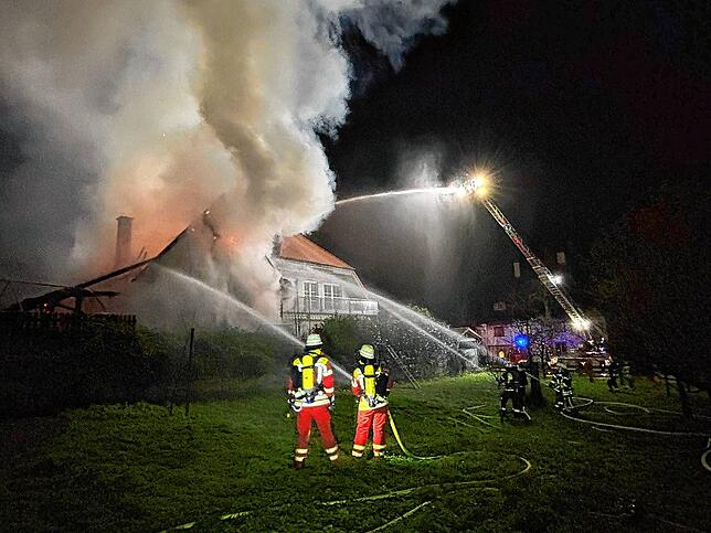 Die Feuerwehrleute löschen nicht nur von der Drehleiter aus, sondern auch vom Boden.