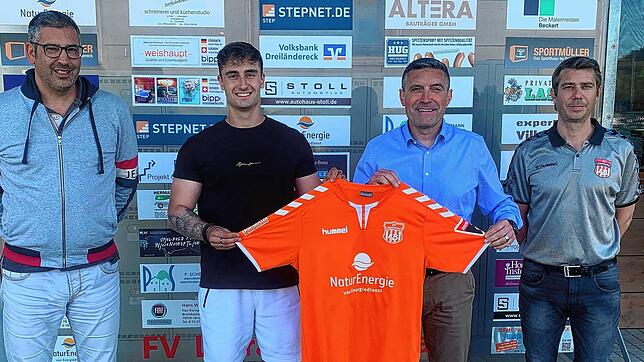 Neuer Torhüter: Der FV Lörrach-Brombach verpflichtet geht Tobias Götz (Zweiter von links) vom Verbandsliga-Absteiger SV Weil. Begrüßt ...
