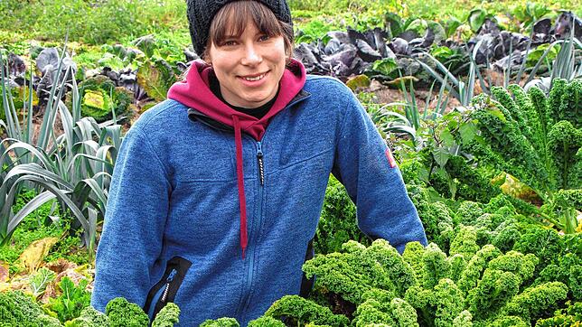 Clara Bach von der Solawi Hegau im Gemüsefeld am Schlosshof bei Friedingen, in dem Rosenkohl, Weiß- und Rotkohl, Lauch und zwei Sorten ...