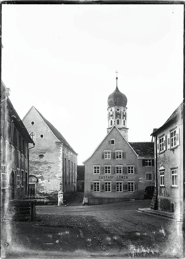 Aber erst mal ein Schritt zurück: So sah alles vor dem Abriss und Neubau mit Blick aus Salmannsweilerstraße auf die katholische Kirche ...