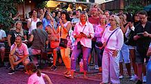 Die &bdquo;Rent A Bänd&ldquo; gefiel mehreren Generationen und Frauen wie Männern. Zu den Songs der 50er bis heute sangen, tanzten und ...