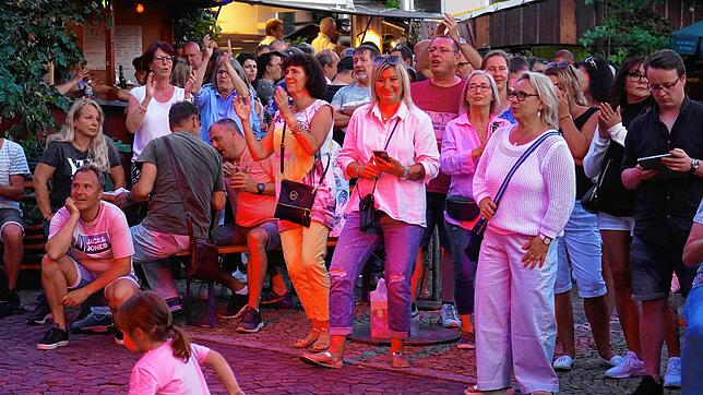 Die &bdquo;Rent A Bänd&ldquo; gefiel mehreren Generationen und Frauen wie Männern. Zu den Songs der 50er bis heute sangen, tanzten und ...