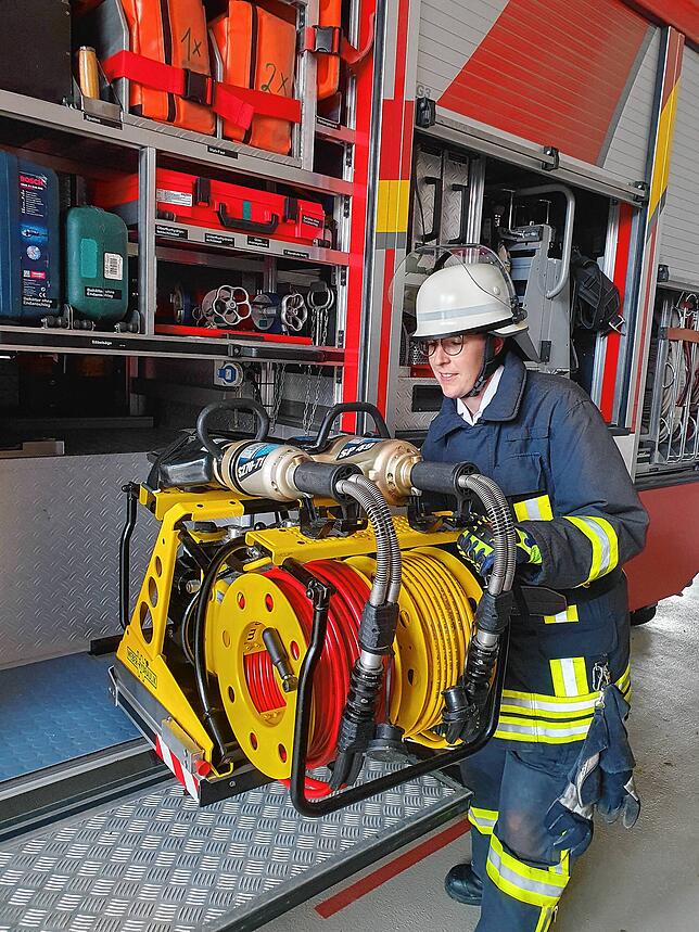 Nadine Brucker gefallen die technischen Anforderungen bei der freiwilligen Feuerwehr, hier mit Schere und Spreizer. Denn die Arbeit bei ...